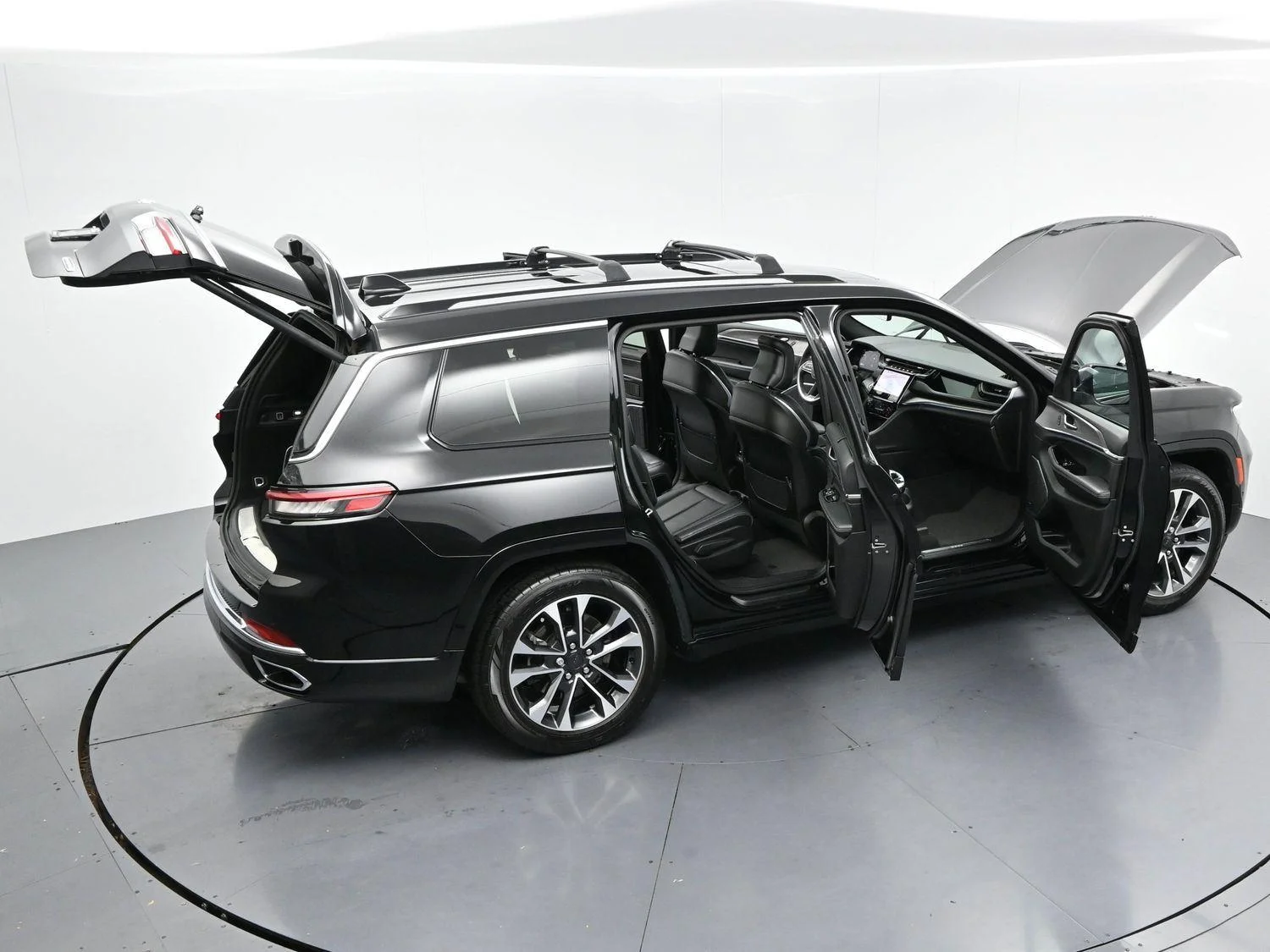Used 2023 Diamond Black Crystal Pearlcoat Jeep Overland image 49