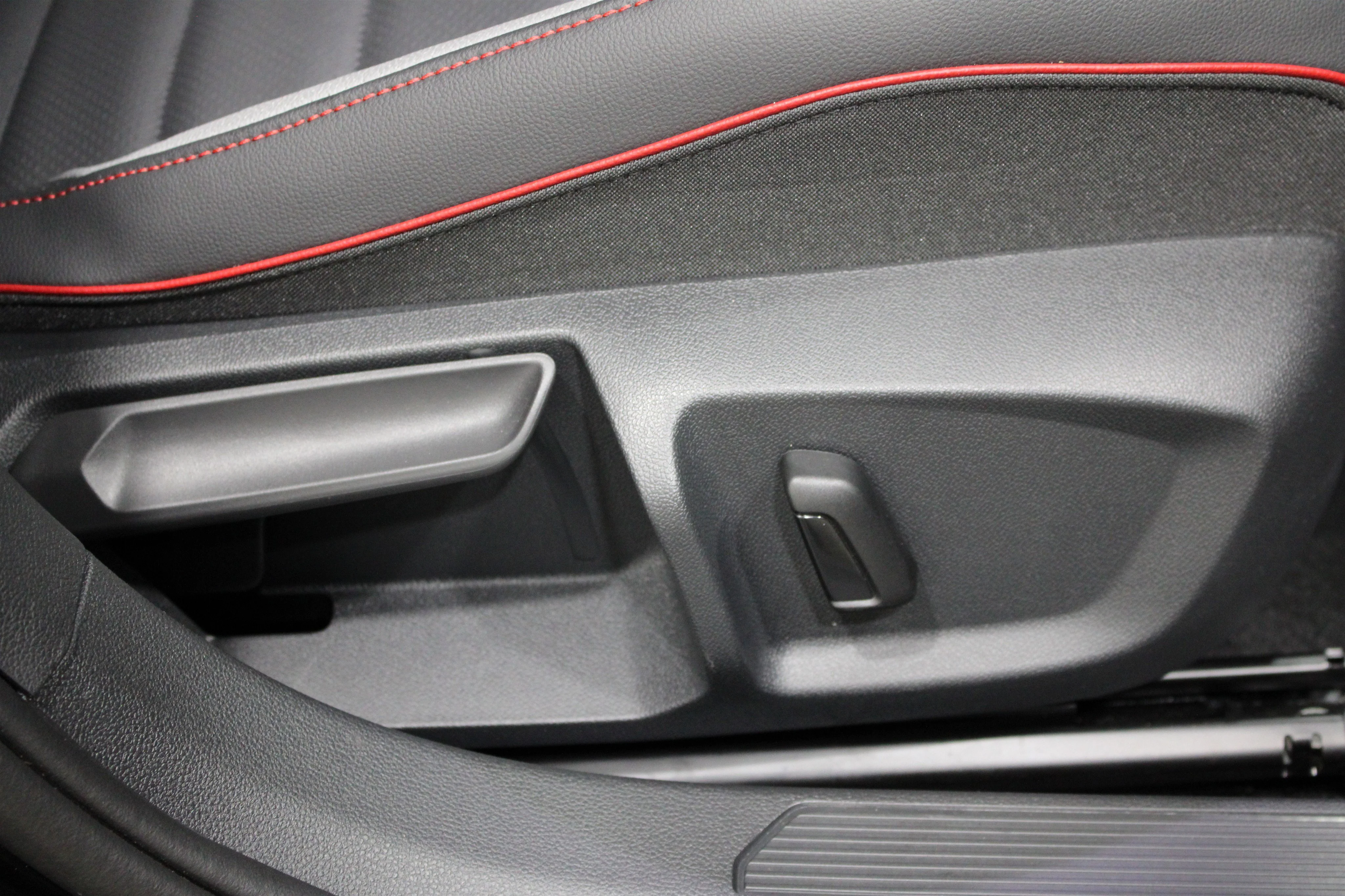 2025 Volkswagen Golf GTI SE - Photo 29