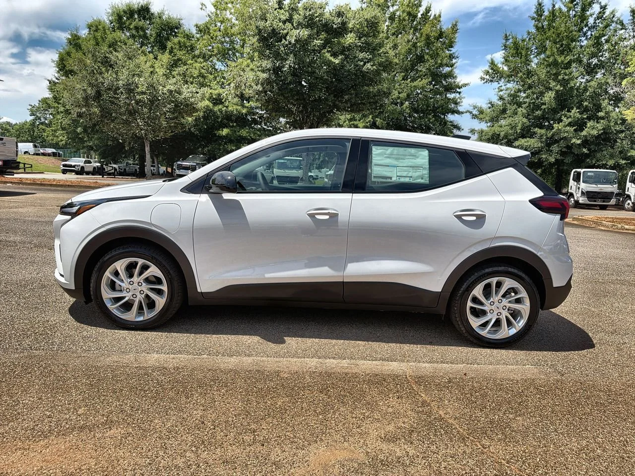 New 2027 Summit White Chevrolet LT image 5