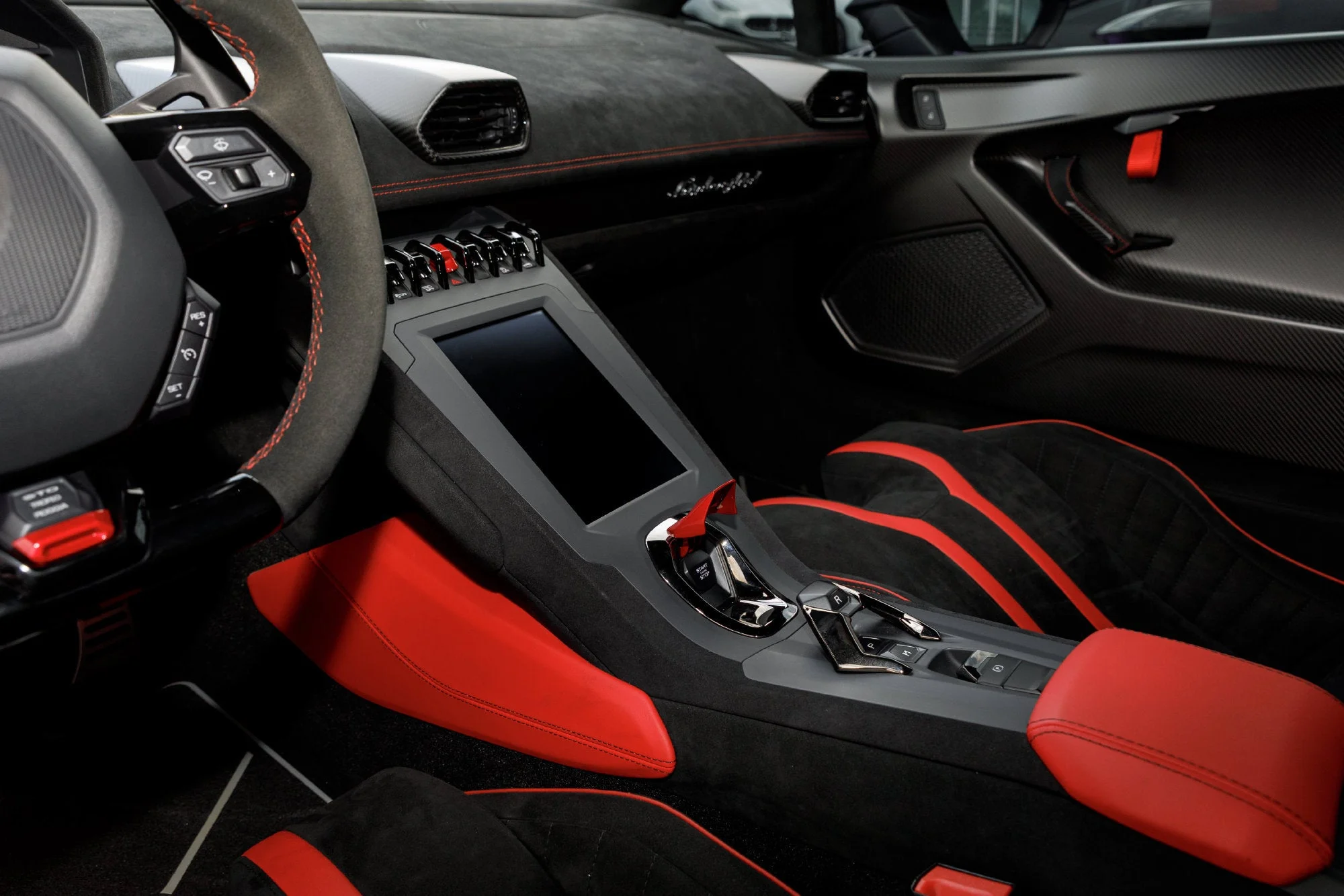 Used 2021  Lamborghini Base image 25