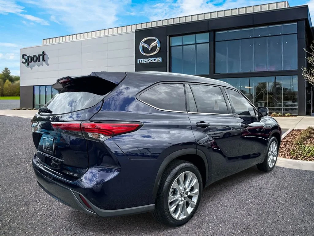 Used 2022  Toyota Limited image 3