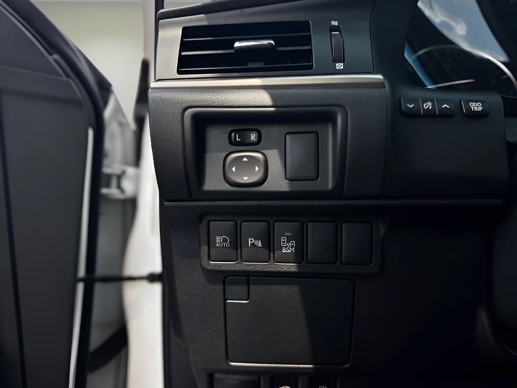 Used 2017 White Lexus 350 image 15
