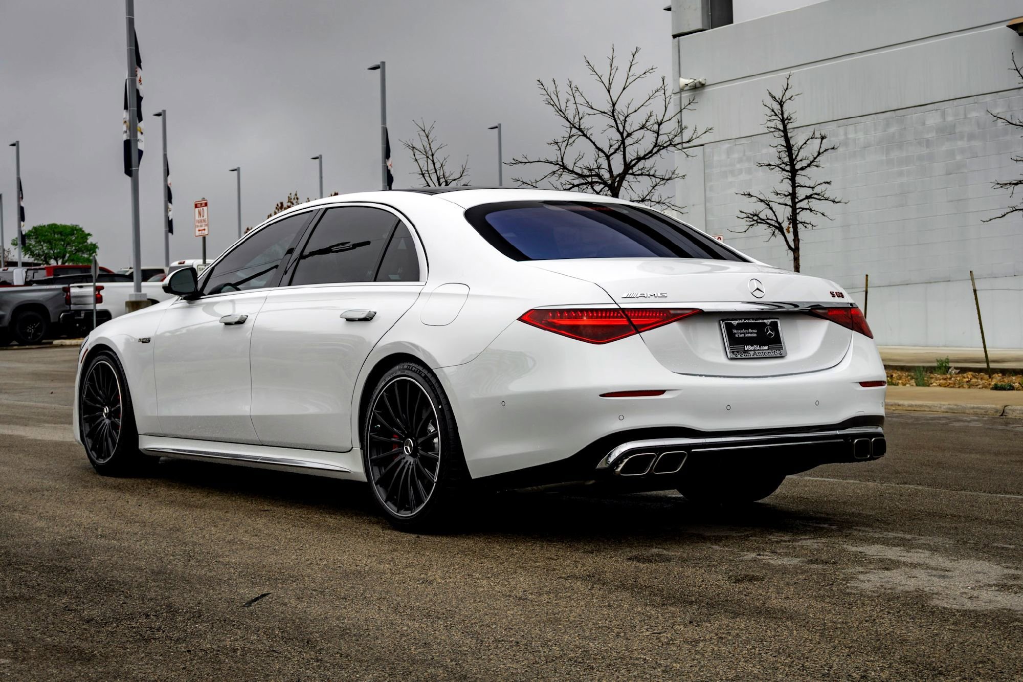 New 2026 MANUFAKTUR Moonlight White Metallic Mercedes-Benz AMG® S 63 E 4MATIC® Sedan image 5
