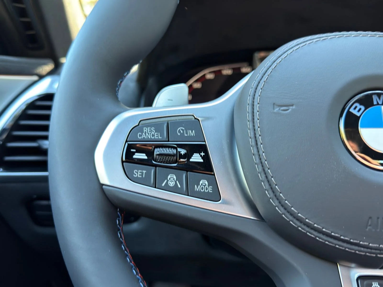 2026 BMW 8 Series M850i - Photo 22