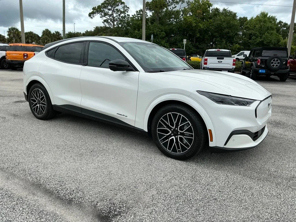 Used 2025 White Ford Premium image 17