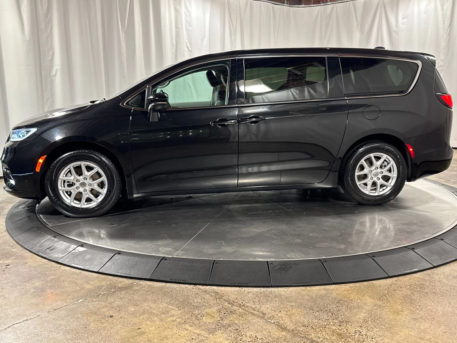 Used 2023 Brilliant Black Crystal Pearlcoat Chrysler Touring L image 8