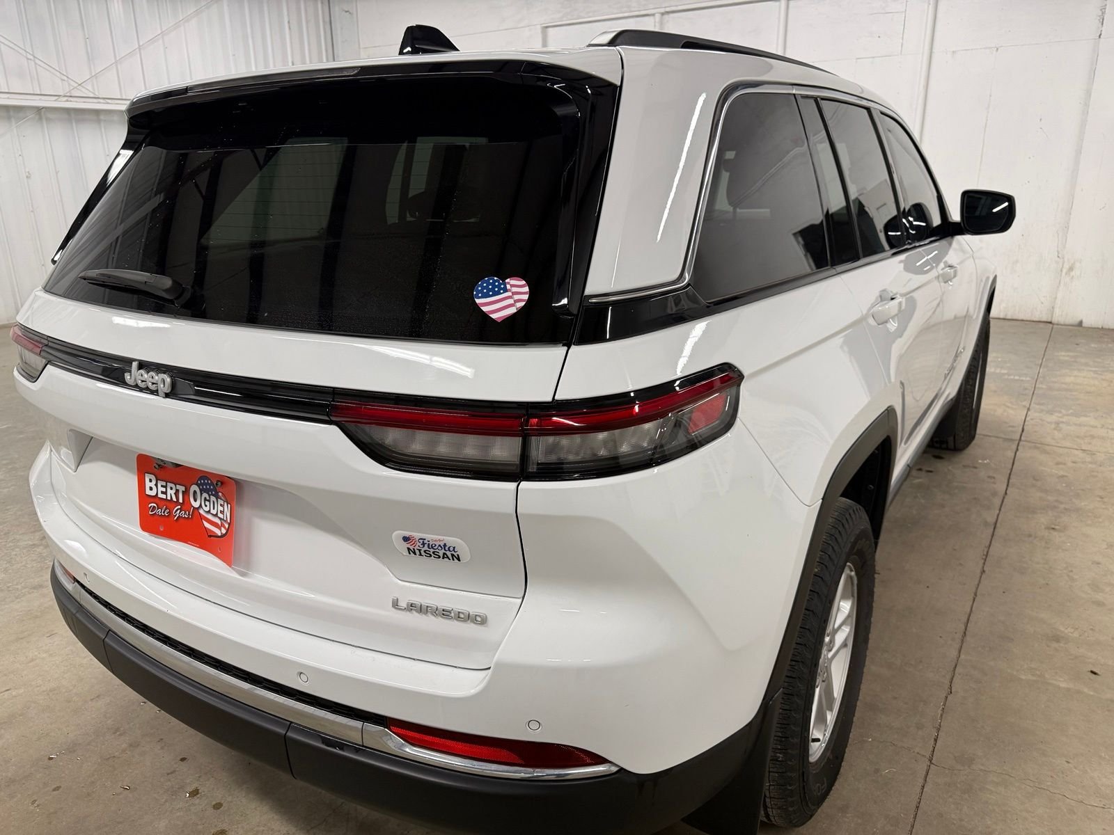 Used 2025 White Jeep Laredo image 8