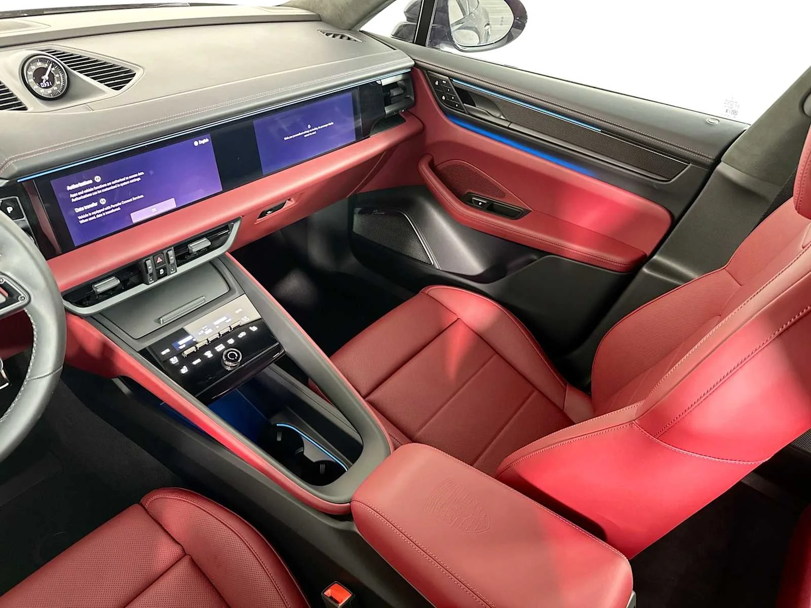 2025 Porsche Macan Turbo Electric - Photo 25