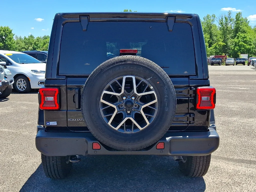New 2026 Black Clear-Coat Exterior Paint Jeep Sahara image 7