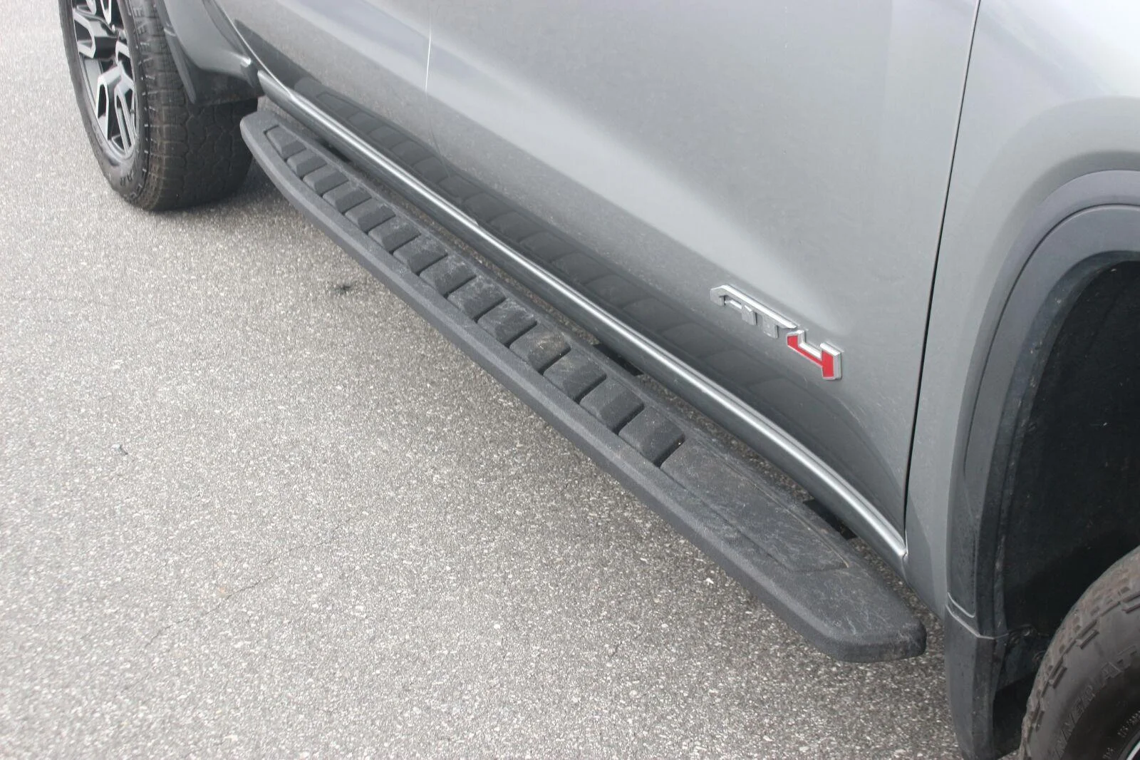 Used 2025 Sterling Metallic GMC AT4 image 10
