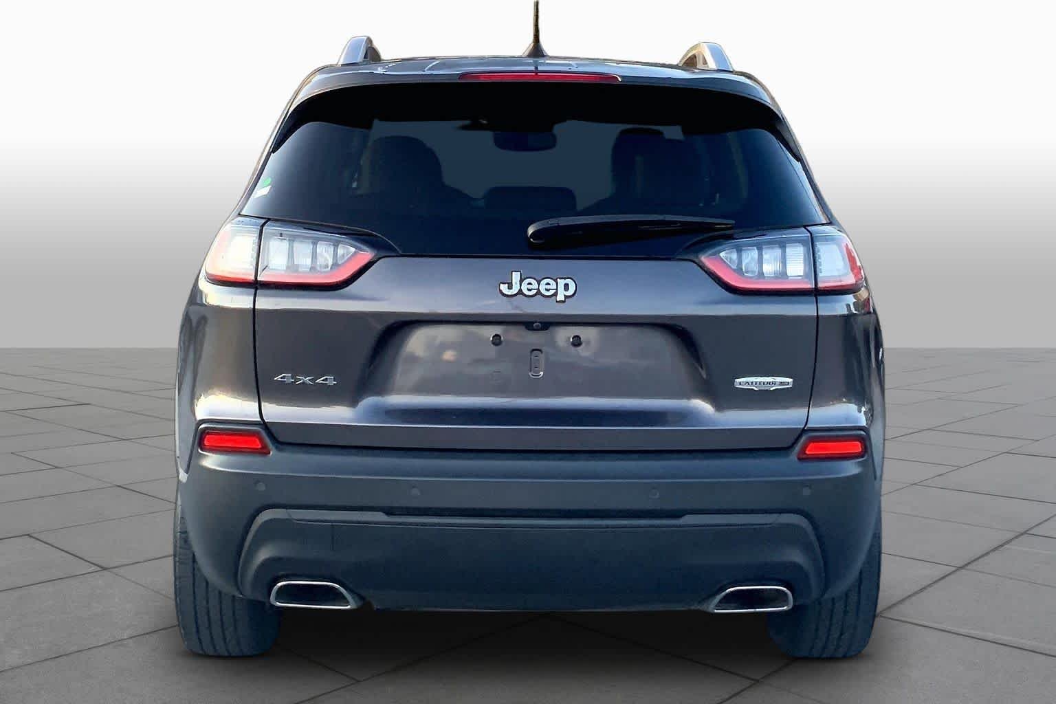Used 2021 Granite Crystal Metallic Clearcoat Jeep Latitude Lux image 5