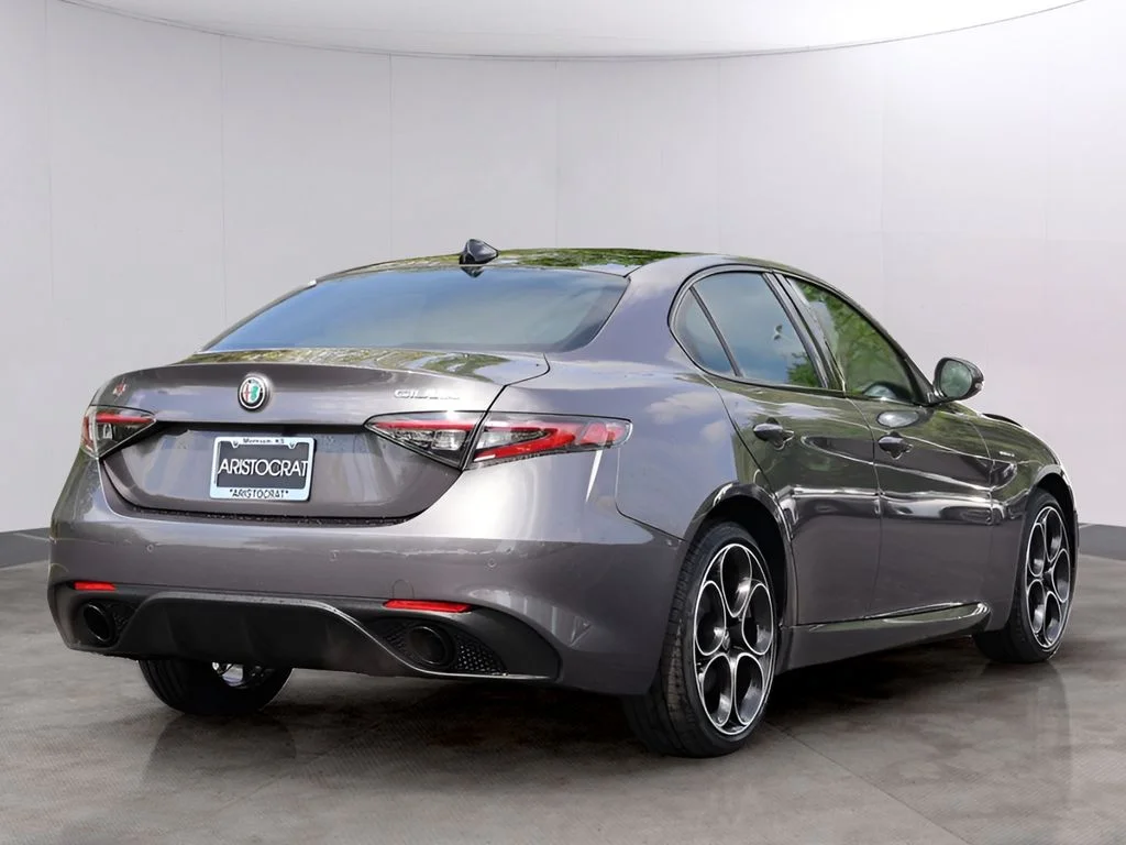 New 2026 Vesuvio Gray Metallic Alfa Romeo Base image 7