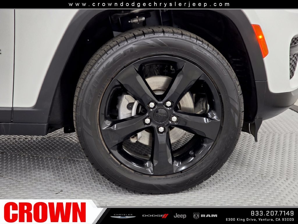 Used 2023 White Jeep Altitude image 9