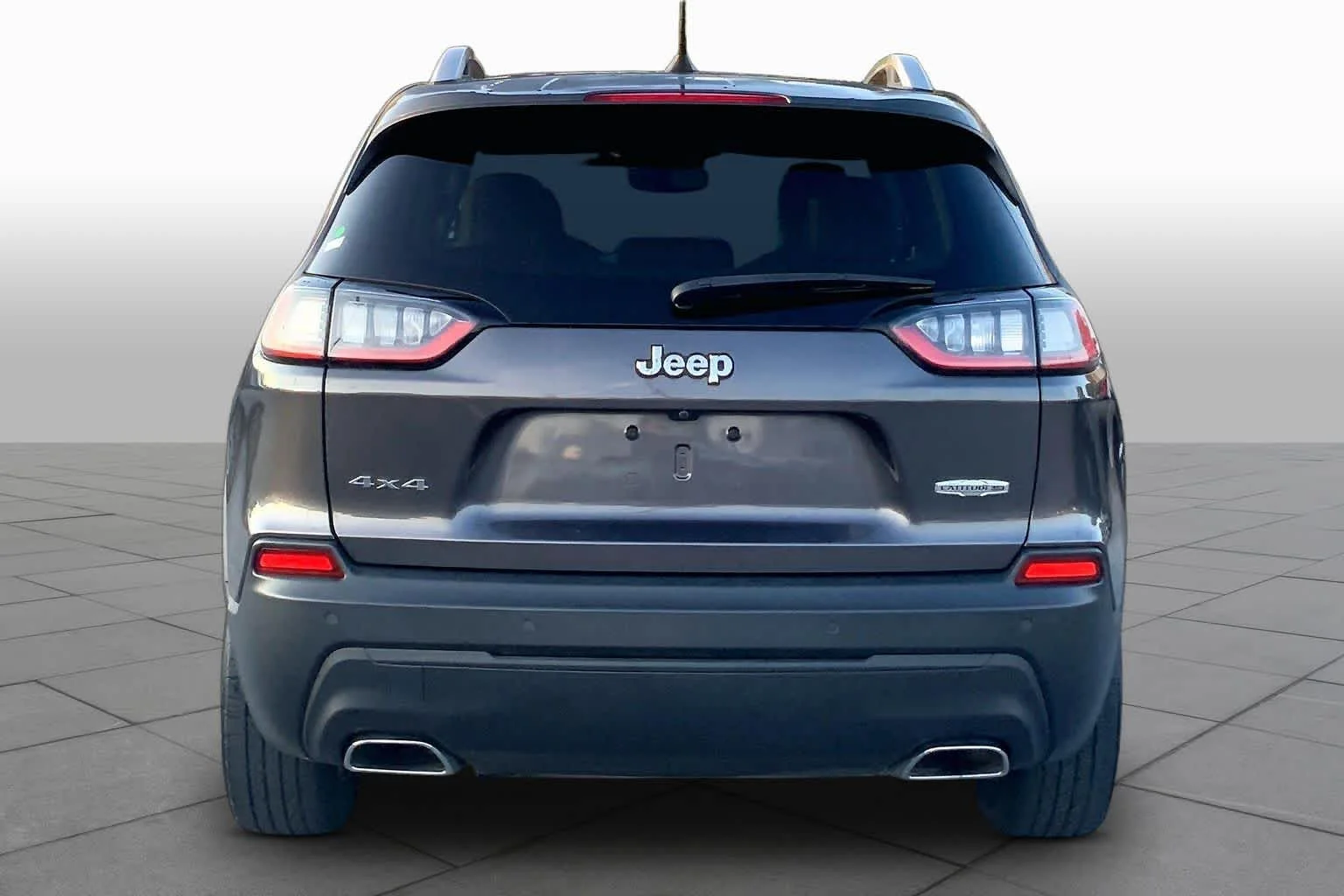 Used 2021 Granite Crystal Metallic Clearcoat Jeep Latitude Lux image 5