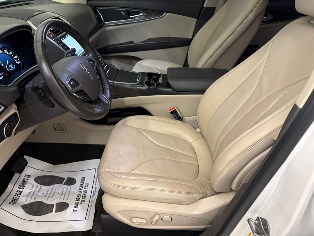 Used 2016 White Platinum Clearcoat Metallic Lincoln Reserve image 18