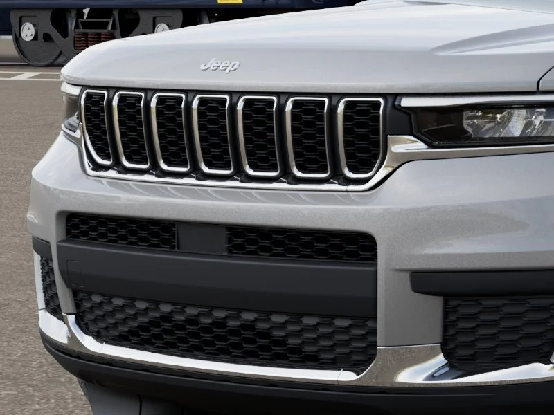 New 2026 Silver Zynith Exterior Paint Jeep Laredo X image 7