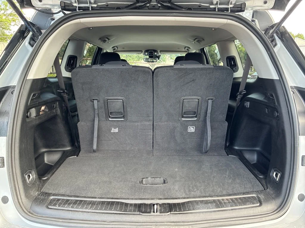 Used 2023 Silver Jeep Laredo image 27