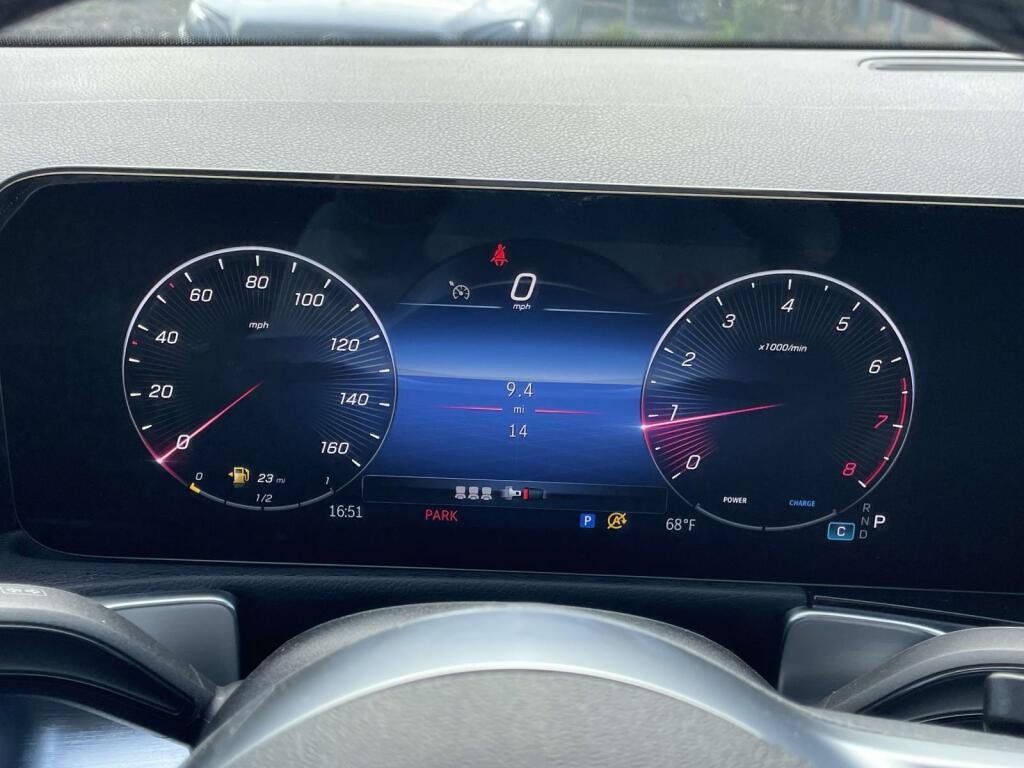 New 2026 Polar White Mercedes-Benz GLB 250 image 3