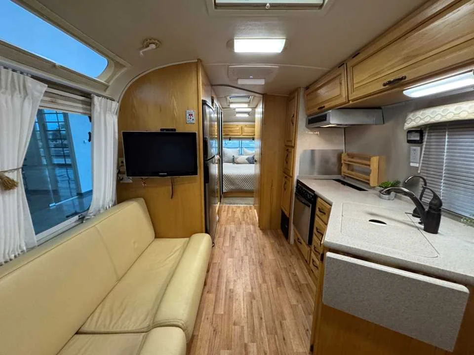 Used 2011 SILVER AIRSTREAM  image 10