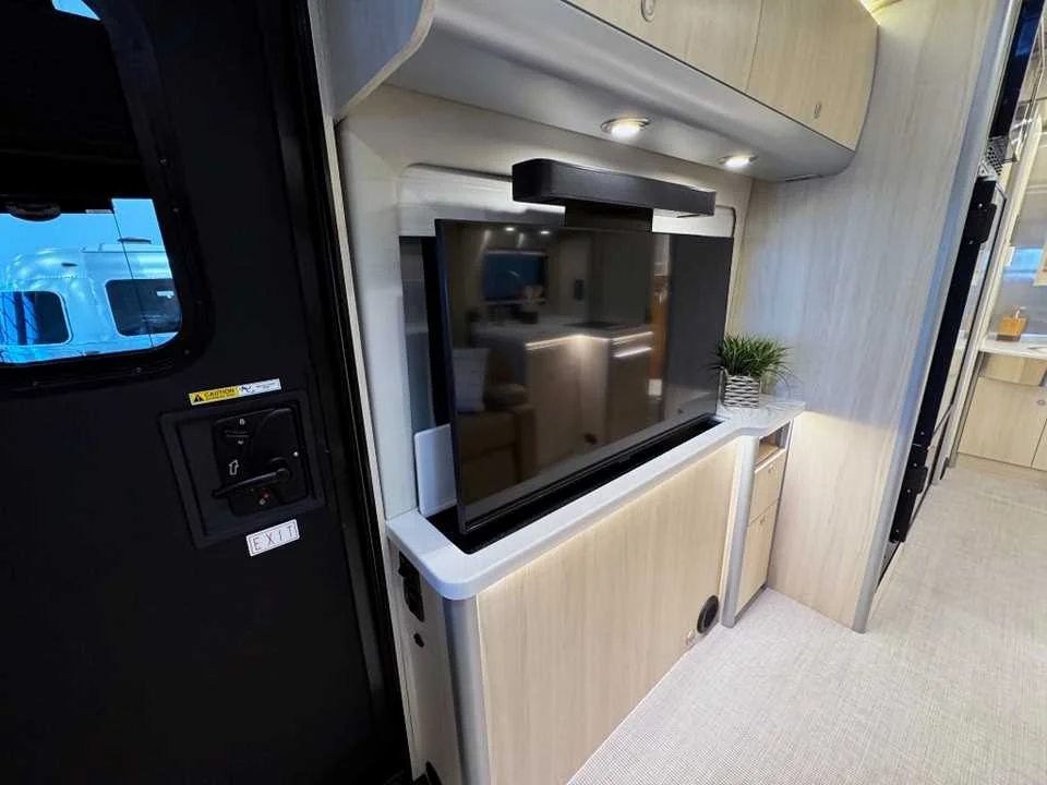 New 2025 Hightech Silver Premium Metallic AIRSTREAM  image 26
