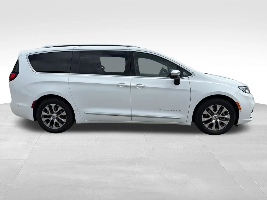 2023 Chrysler Pacifica Hybrid Pinnacle - Photo 8
