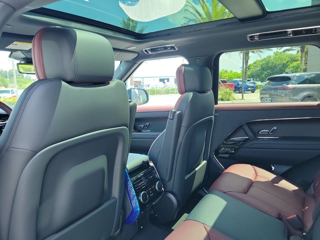 New 2026 Santorini Black Land Rover Dynamic SE image 17
