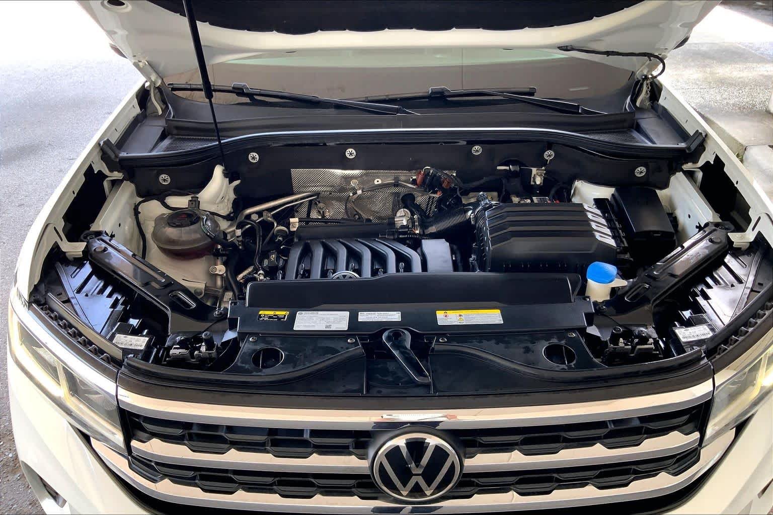 Used 2023 Pure White Volkswagen 3.6L V6 SE w/Technology image 32