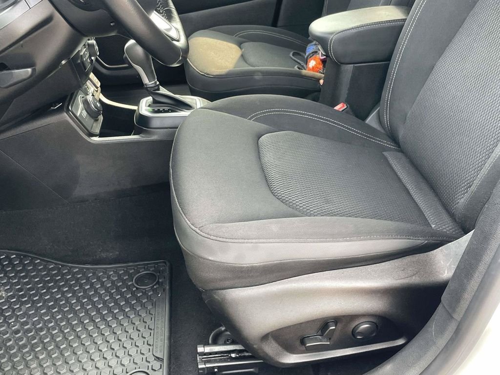 Used 2023 White Jeep Latitude image 13