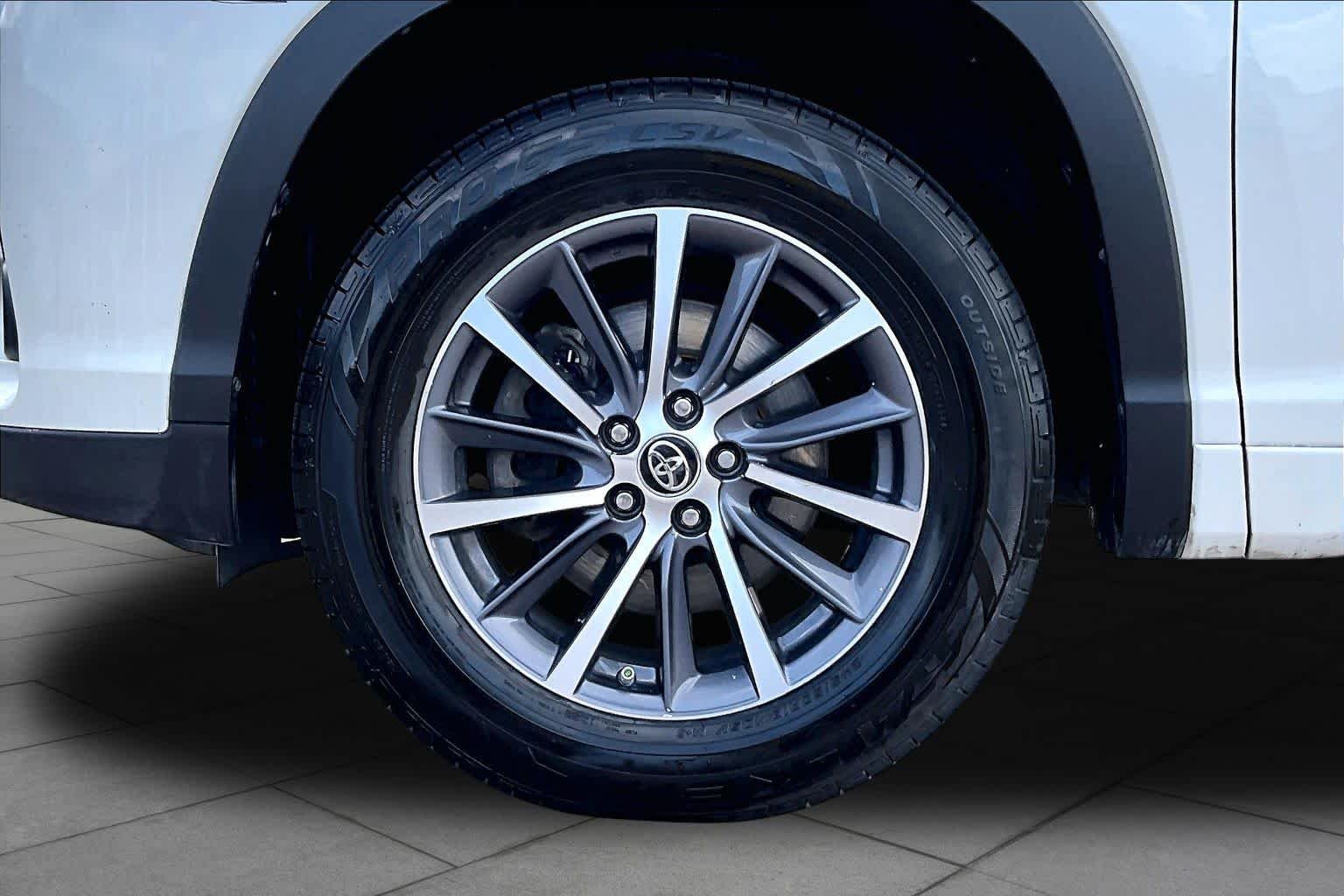 Used 2018 Blizzard Pearl Toyota XLE image 11