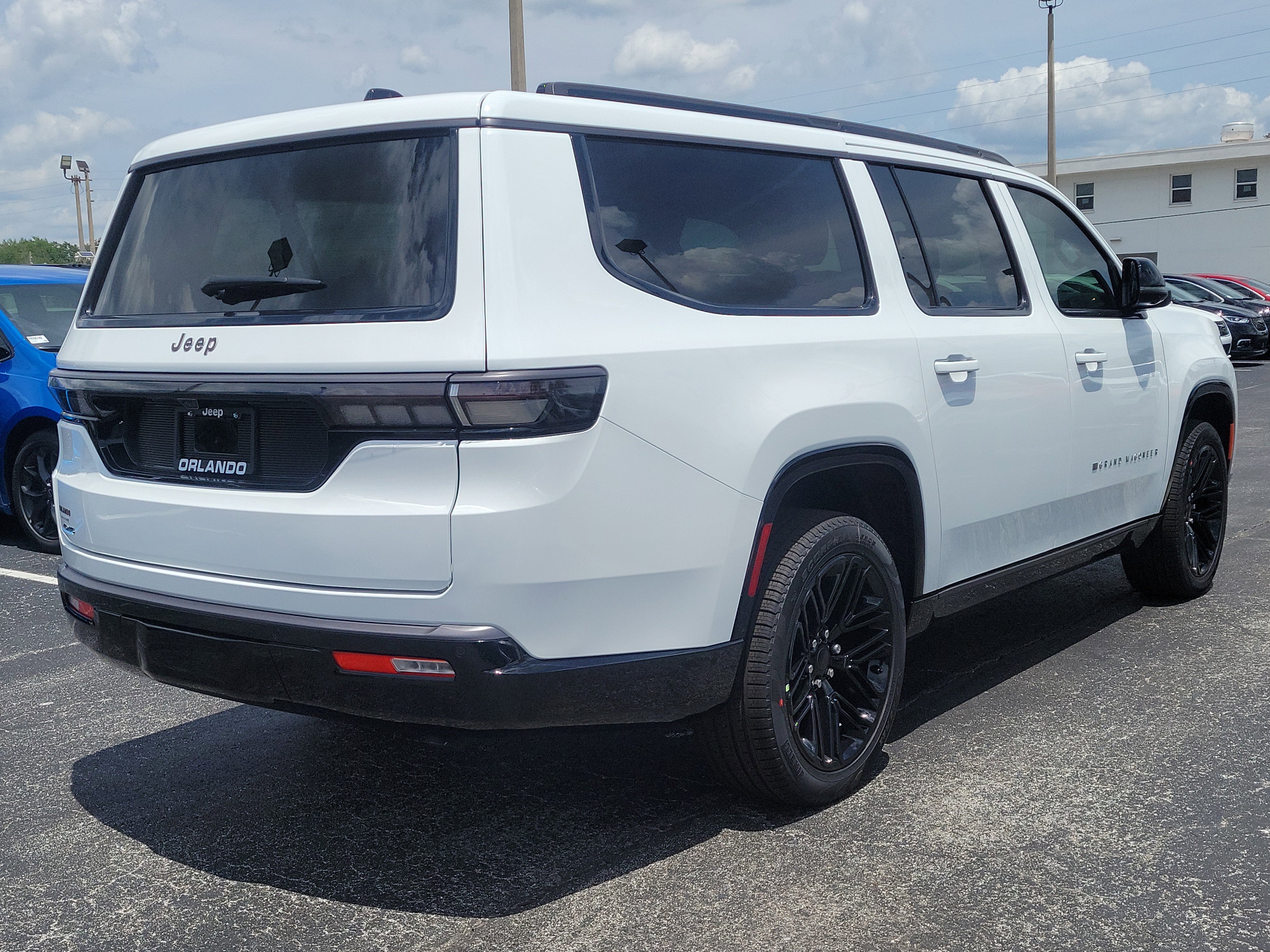 New 2026 Bright White Clear-Coat Exterior Paint Jeep Limited Reserve image 4
