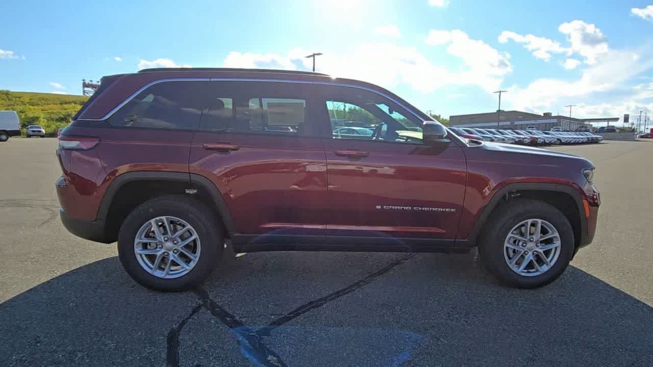Used 2025 Velvet Red Pearlcoat Jeep Laredo X image 9