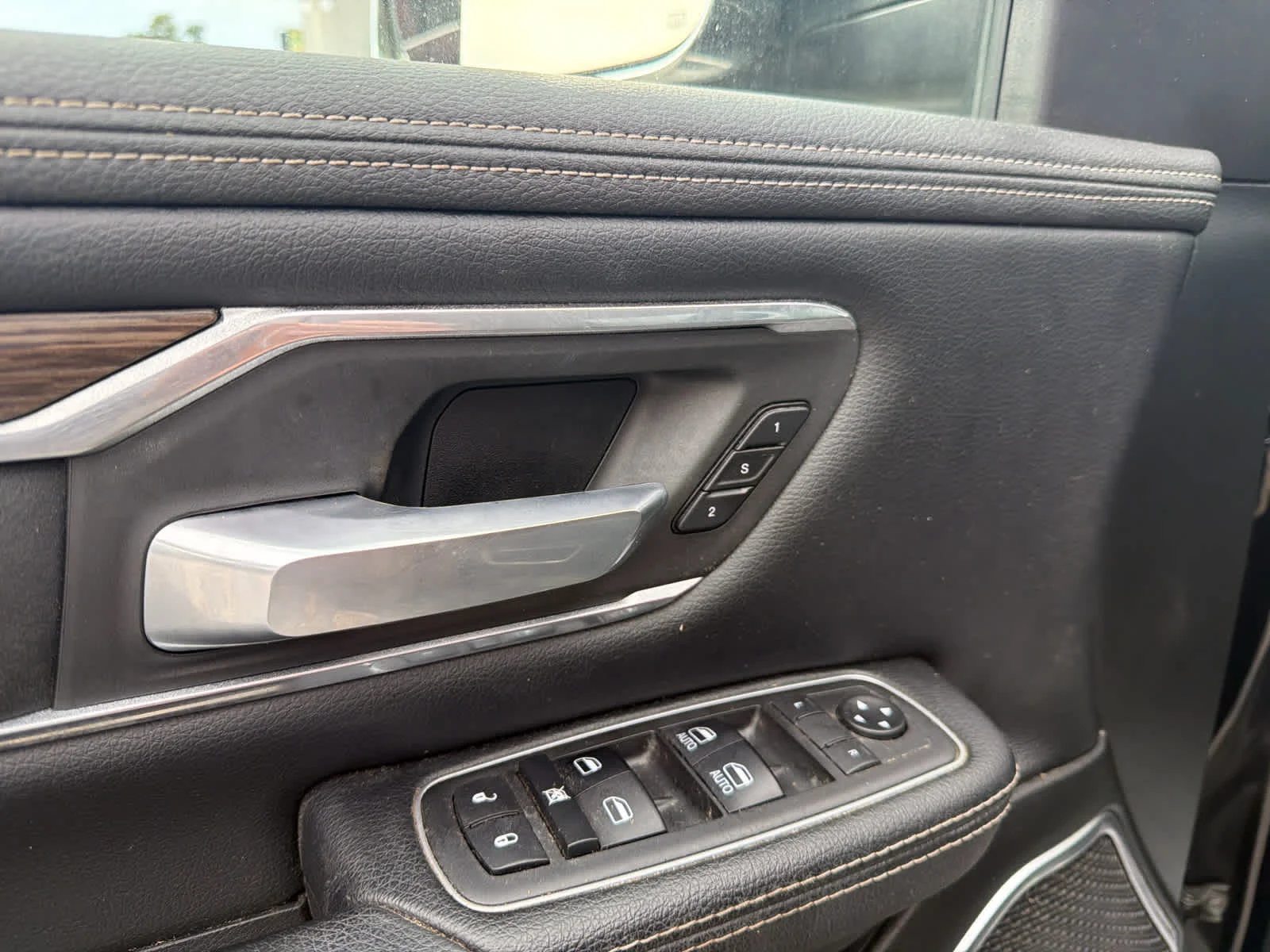 Used 2020 Diamond Black Crystal Pearlcoat Ram Laramie image 18