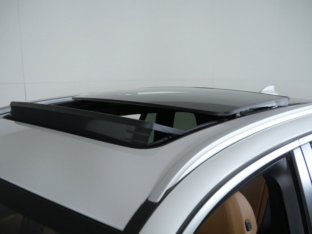 Used 2024 White BMW xDrive30i image 18