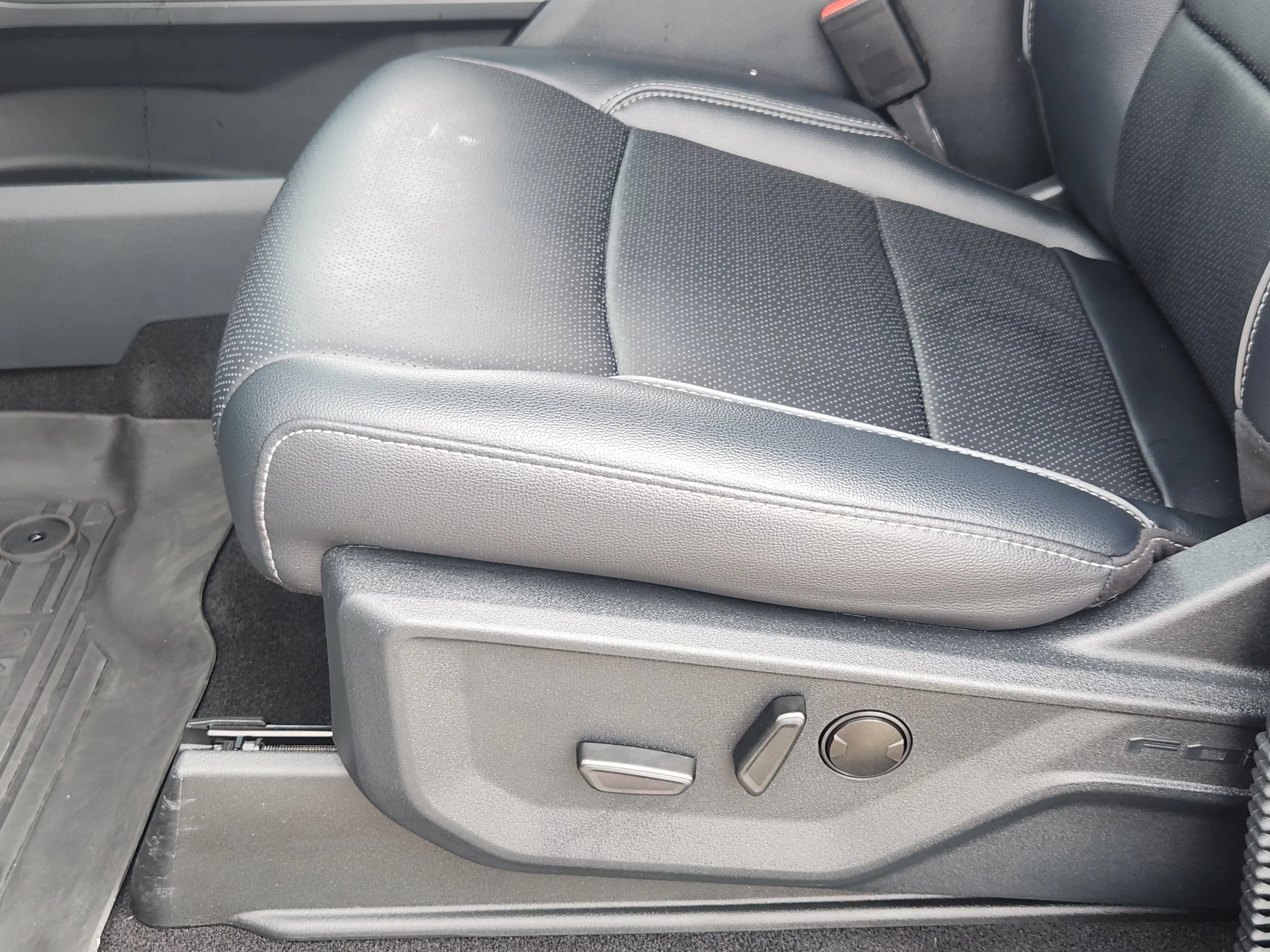 Used 2025 Black Ford Lariat image 24