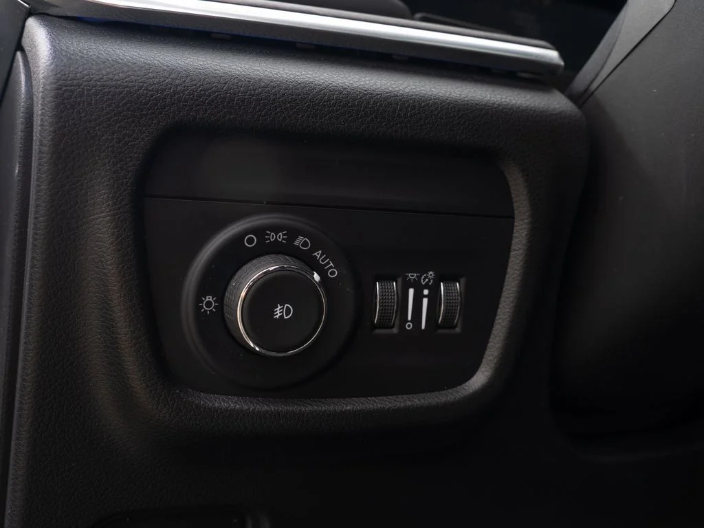 Used 2022 Silver Jeep Overland image 30