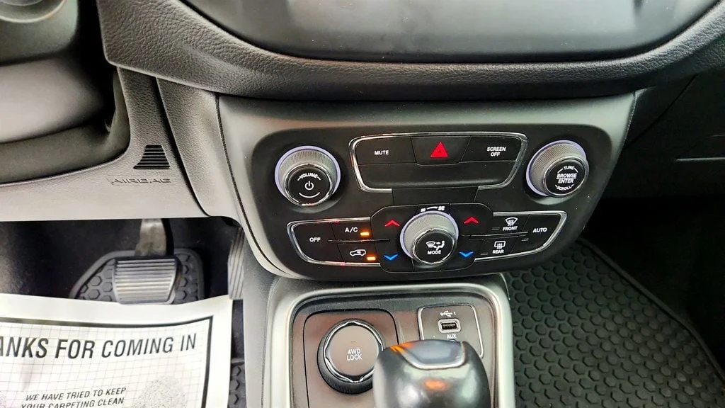 Used 2020 White Clearcoat Jeep Latitude 4x4 w/ Popular Equipment & Cold Weather Groups image 17