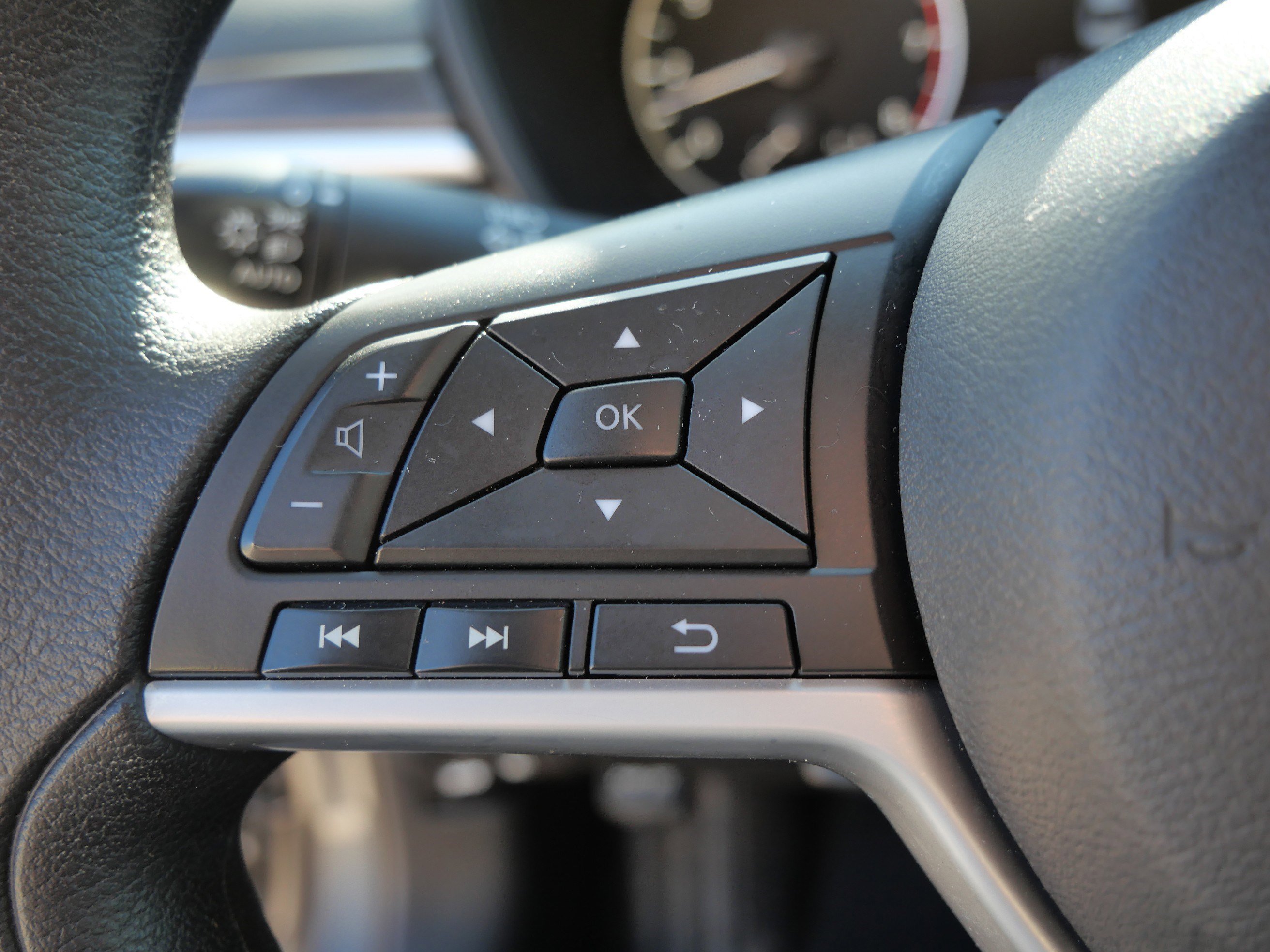 Used 2025 Gun Metallic Nissan SV image 27