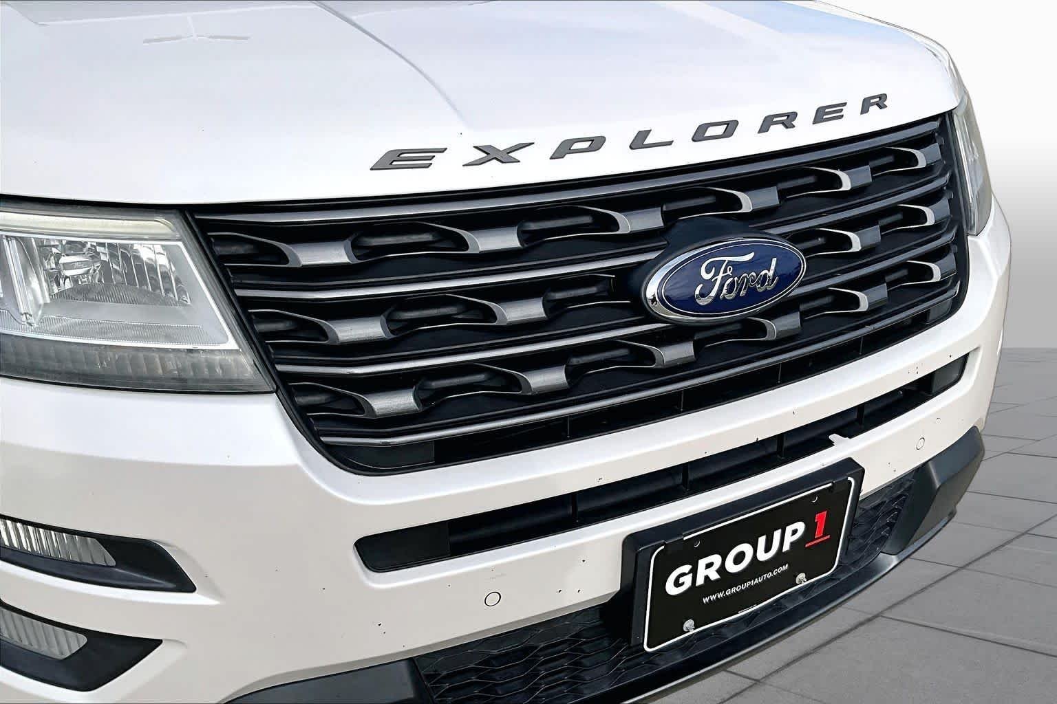 Used 2017 White Platinum Metallic Tri-Coat Ford XLT image 28