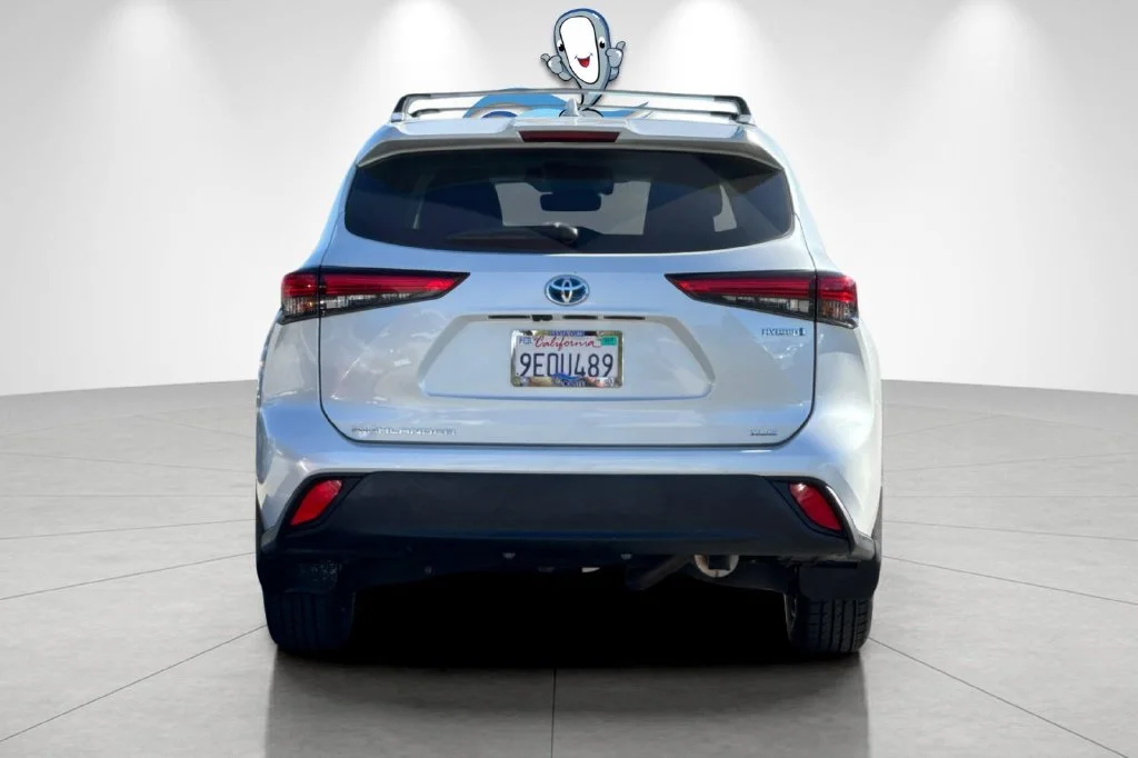 Used 2023 Wind Chill Pearl Toyota Bronze Edition image 5
