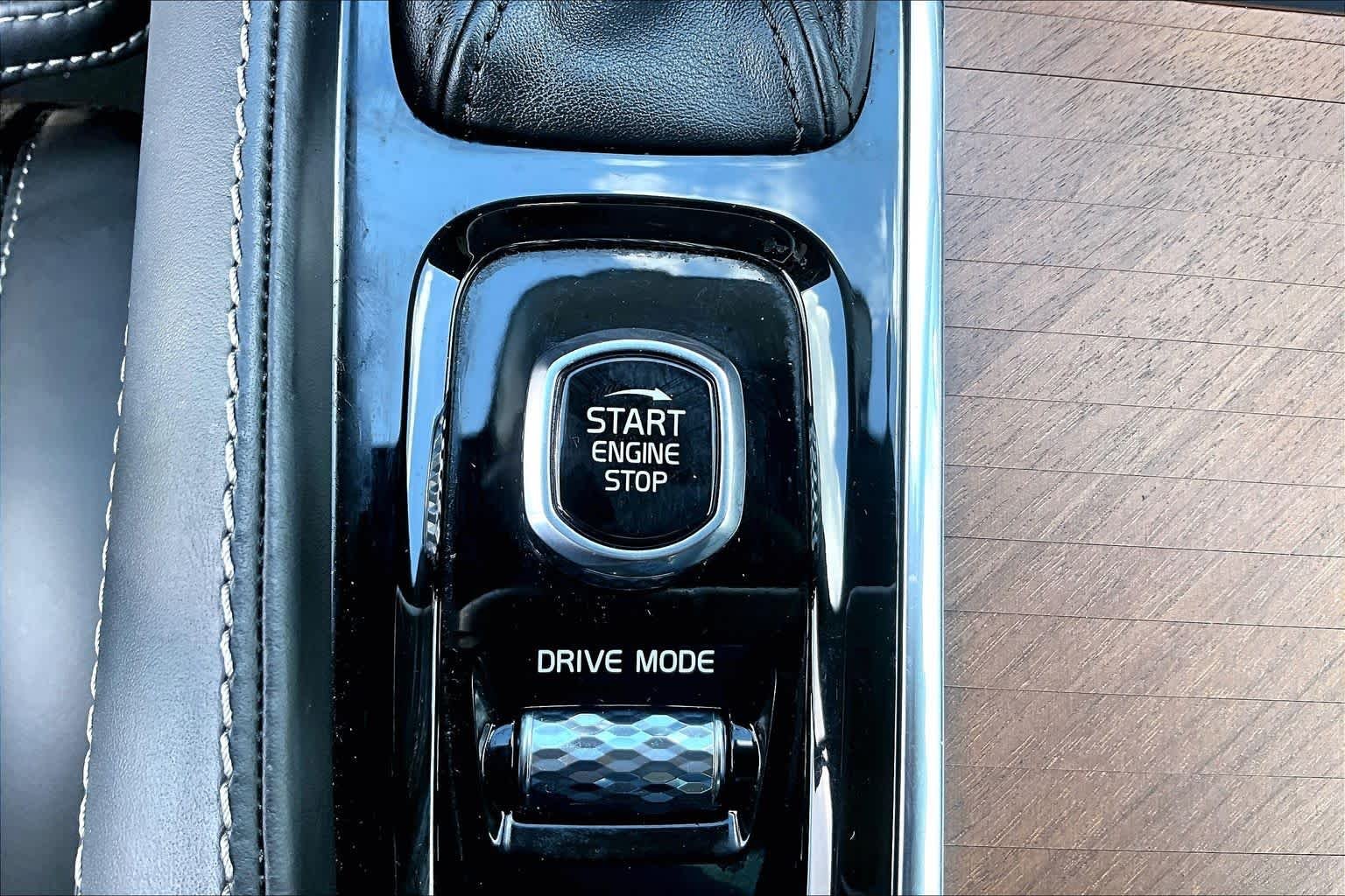 Used 2018 Maple Brown Metallic Volvo Inscription image 32