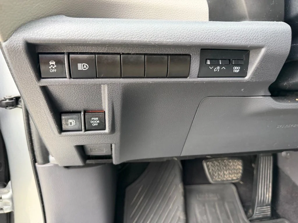 Used 2022 Silver Toyota LE image 13
