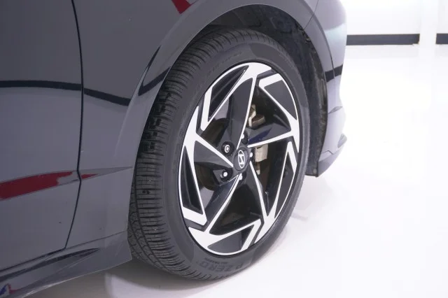 Used 2024  Hyundai SEL image 5