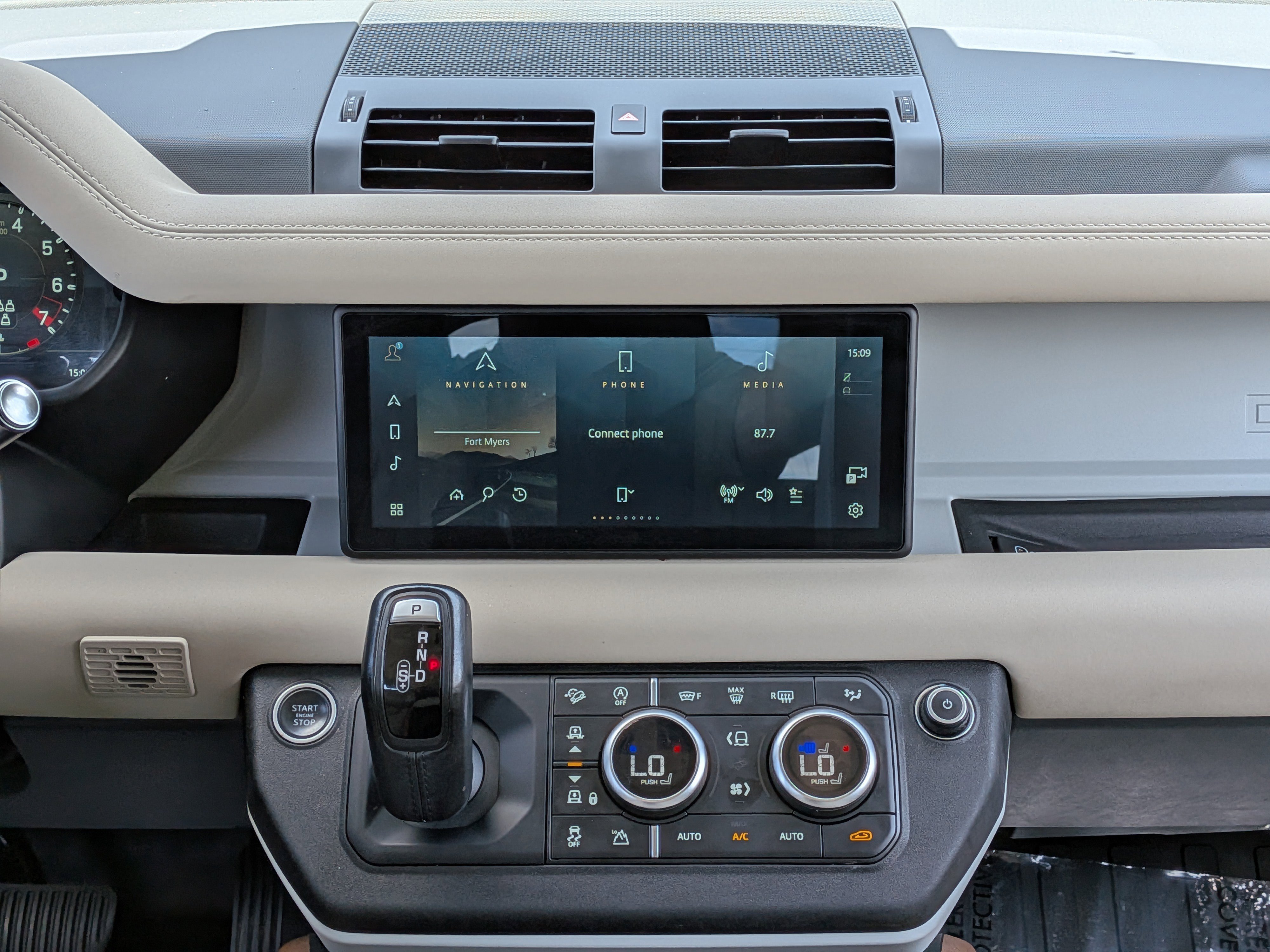 Used 2022 Santorini Black Metallic Land Rover SE image 19
