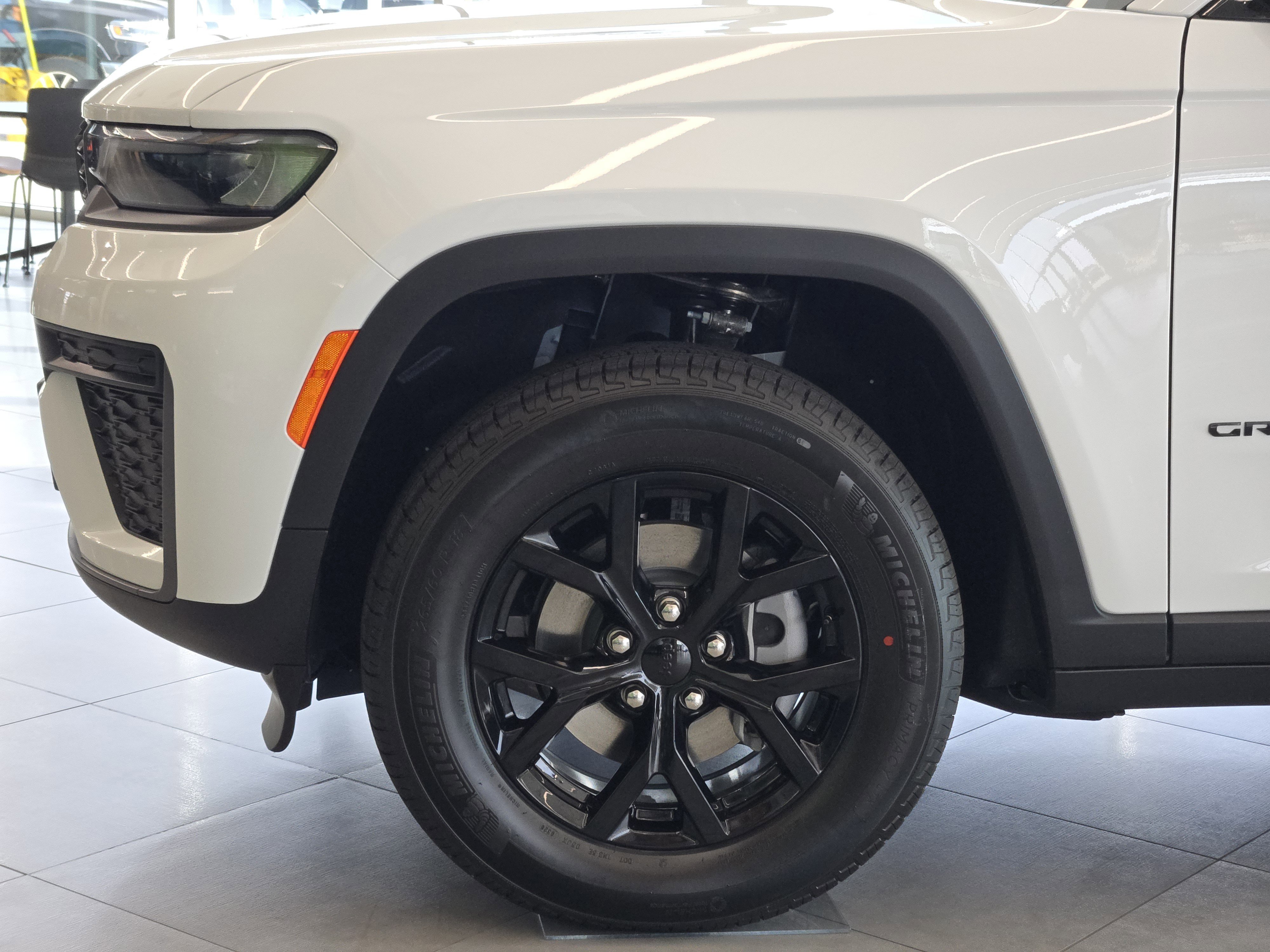 New 2026 Bright White Clear-Coat Exterior Paint Jeep Laredo Altitude image 6