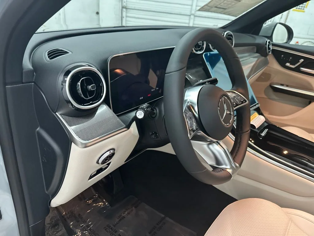 New 2027 White Mercedes-Benz GLC 300 image 13