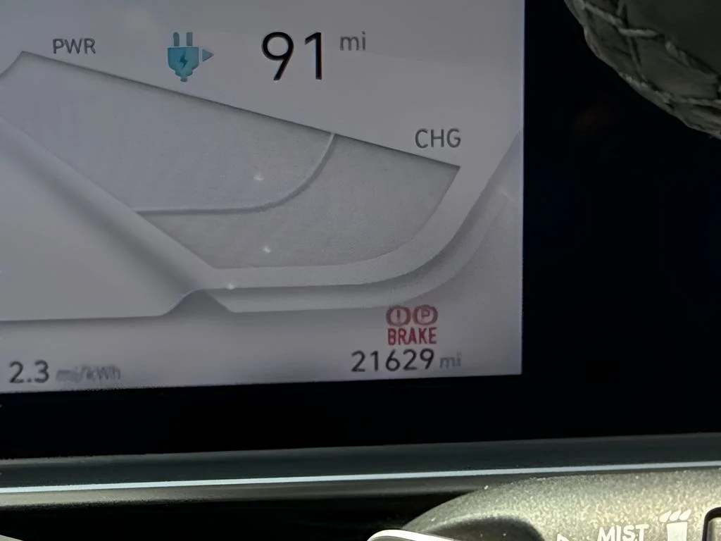 Used 2025 White Hyundai SEL image 24