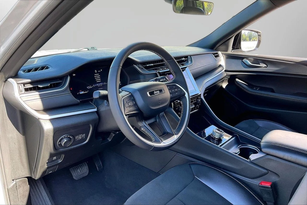 Certified Used 2025 Silver Jeep Altitude image 18