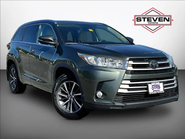 Used 2018 Green Toyota XLE image 1