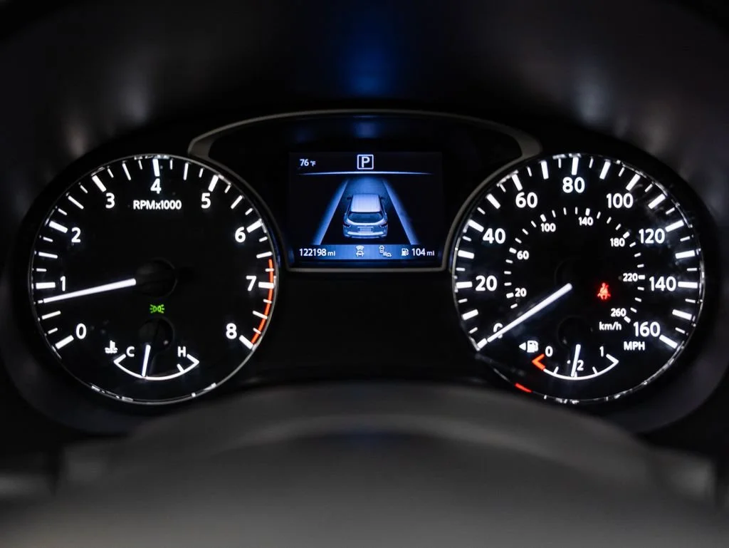 Used 2018 Caspian Blue Nissan SL image 31