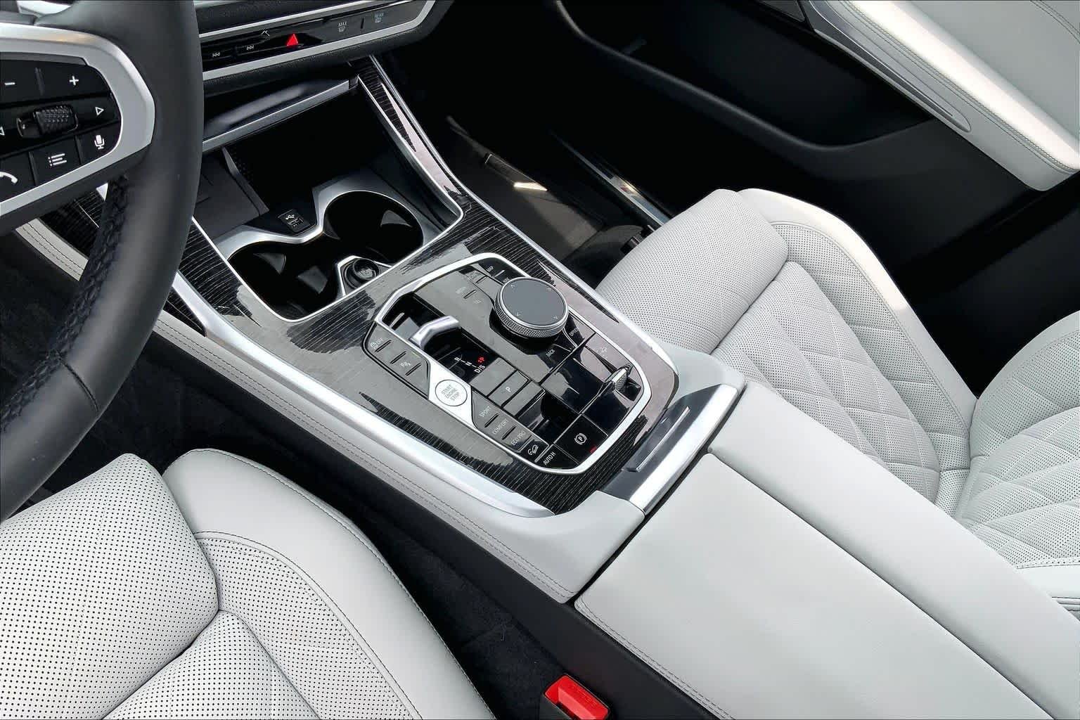 Used 2025 Skyscraper Grey Metallic BMW xDrive40i image 15